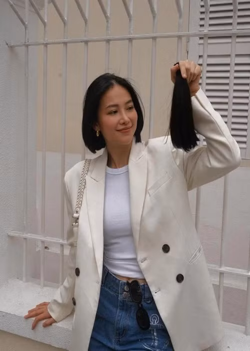 Người đẹp chia sẻ: “Tóc của Khánh rồi sẽ dài lại và phần cắt đi có thể giúp người khác tự tin hơn và biết được rằng họ không một mình”. Ảnh: FBNV.