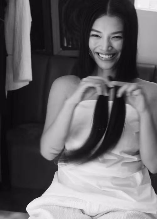 Nữ MC chia sẻ: “Tháng 7/2022, Hoàng Oanh tự cắt tóc dành tặng bệnh nhân ung thư. Lần đầu tự tay cắt tóc thật đã. Không nói gì nhiều, chỉ mong chị em nào định cắt tóc thì đừng bỏ tóc đi mà có thể gửi tặng những người phụ nữ đang thật sự cần ạ”. Ảnh: FBNV.