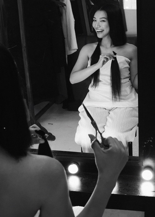 Tháng 7/2022, Hoàng Oanh tự cắt tóc dành tặng bệnh nhân ung thư. Ảnh: FBNV.