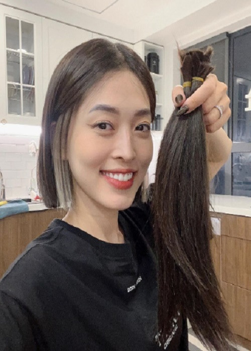 Tháng 11/2022, Á hậu Phương Nga tặng mái tóc của mình cho Tổ chức Mạng lưới ung thư vú Việt Nam. Ảnh: FBNV.