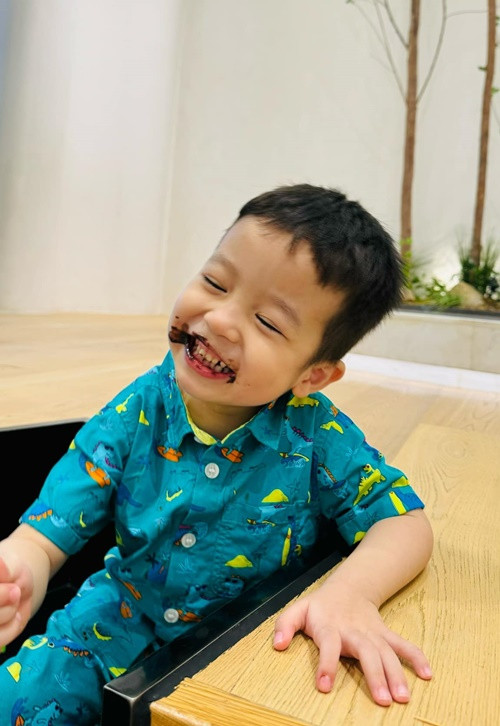 Con trai út của Bằng Kiều có nhiều khoảnh khắc đáng yêu vô đối.