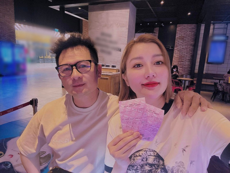 Bằng Kiều gìn giữ sự lãng mạn mỗi ngày với Mai Linh. Dịp lễ hay sinh nhật bạn gái, nam ca sĩ mua quà, nói lời yêu thương với nửa kia.