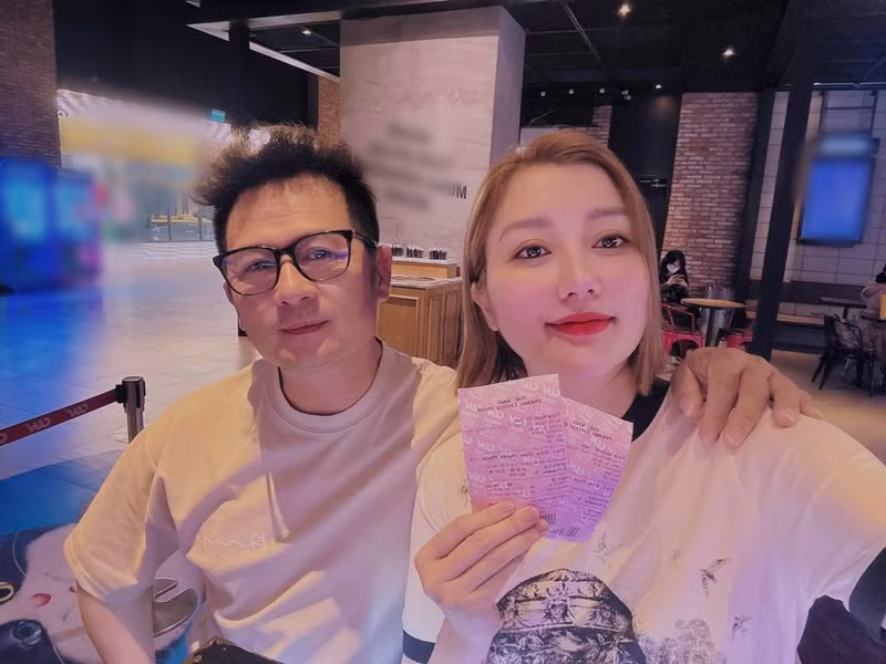 Bằng Kiều gìn giữ sự lãng mạn mỗi ngày với Mai Linh. Dịp lễ hay sinh nhật bạn gái, nam ca sĩ mua quà, nói lời yêu thương với nửa kia.