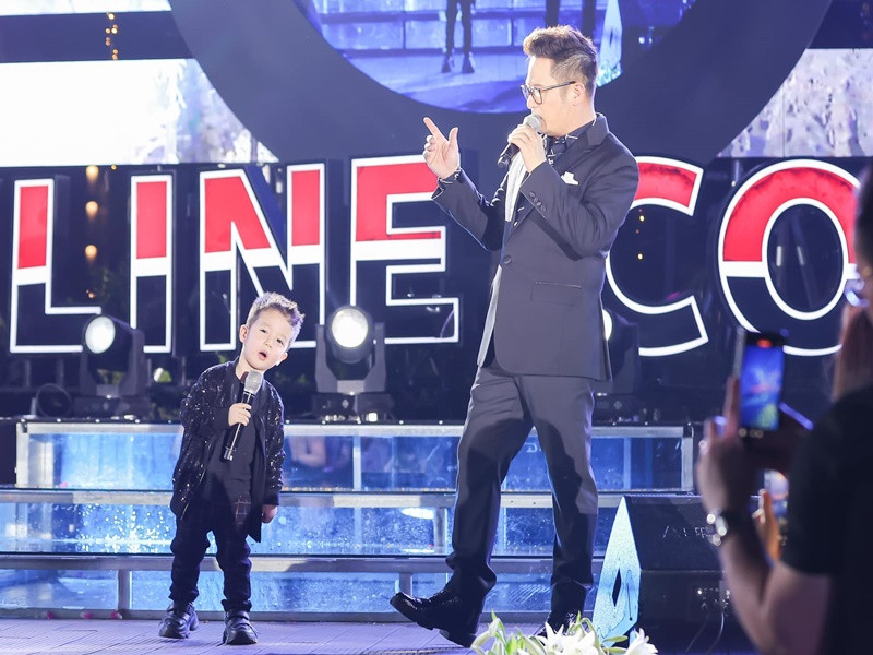 Bé Benly lần đầu ca hát trên sân khấu lớn.