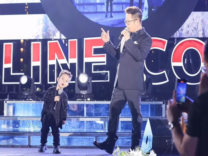 Bé Benly lần đầu ca hát trên sân khấu lớn.