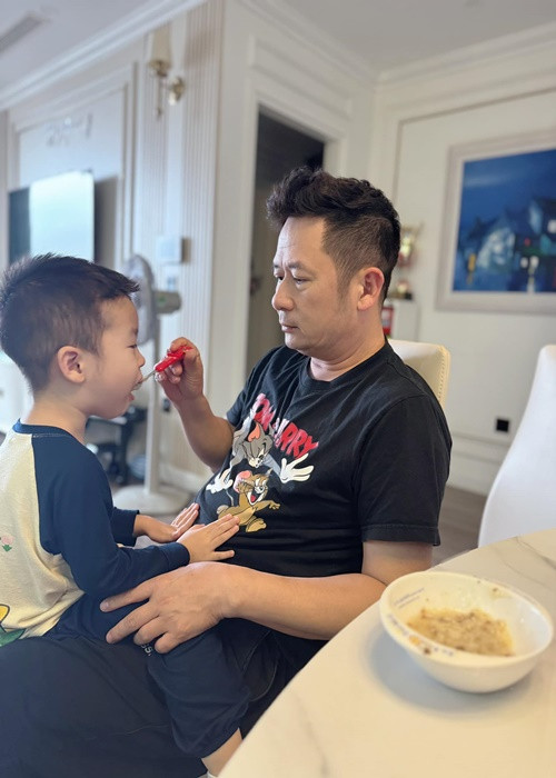 Bằng Kiều chăm sóc con nhỏ.