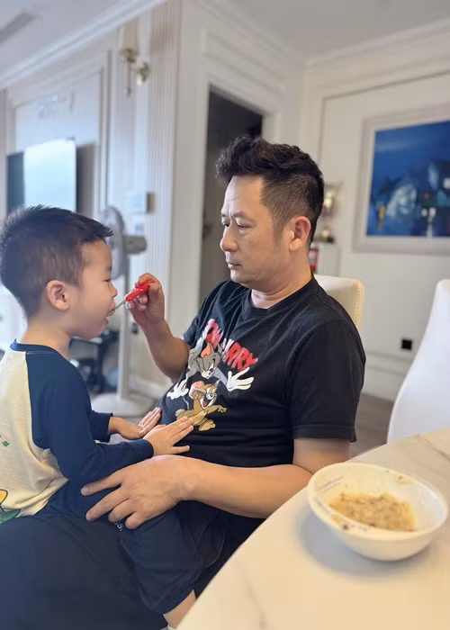 Bằng Kiều chăm sóc con nhỏ.