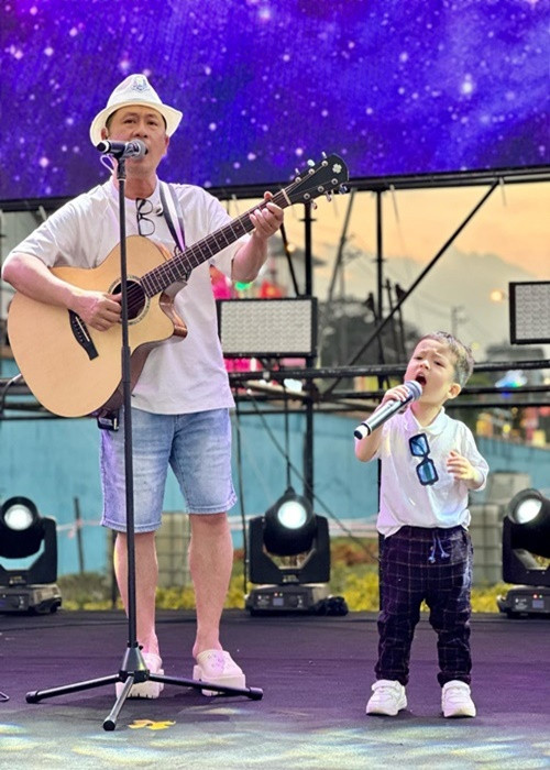 Con trai Bằng Kiều thích ca hát ngay từ nhỏ còn rất nhỏ.