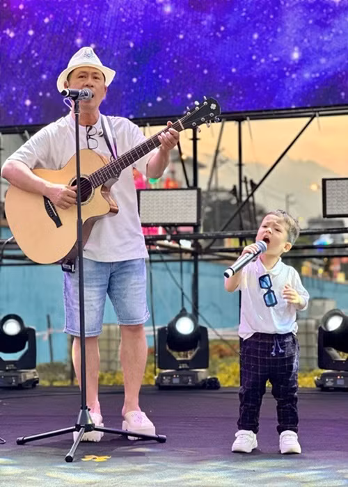 Con trai Bằng Kiều thích ca hát ngay từ nhỏ còn rất nhỏ.