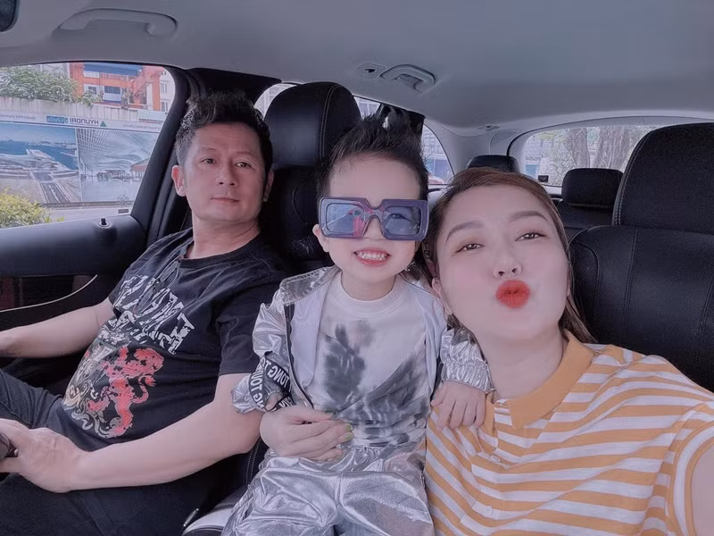 Mới đây, nam ca sĩ chia sẻ trên Vietnamnet, anh biết ơn bạn gái vì luôn hỗ trợ, thấu hiểu cho anh trong đời sống và công việc.