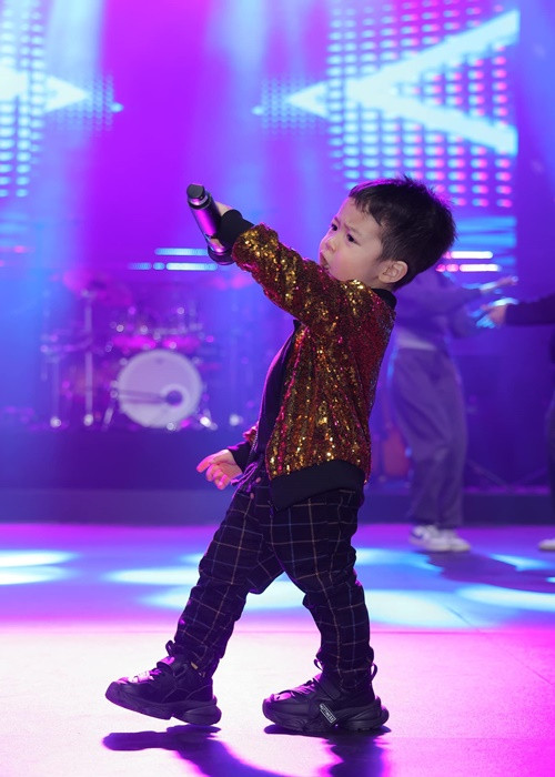 Quý tử nhà Bằng Kiều tự tin trình diễn trước đông đảo khán giả.