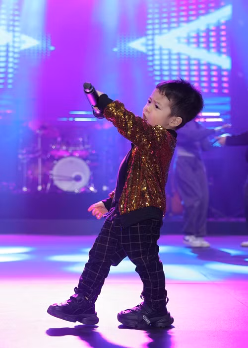 Quý tử nhà Bằng Kiều tự tin trình diễn trước đông đảo khán giả.