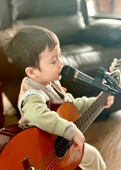 Bé Benly hát và thể hiện cảm xúc không thua kém người lớn.