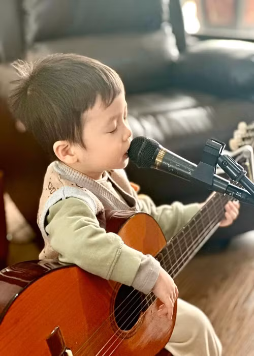 Bé Benly hát và thể hiện cảm xúc không thua kém người lớn.