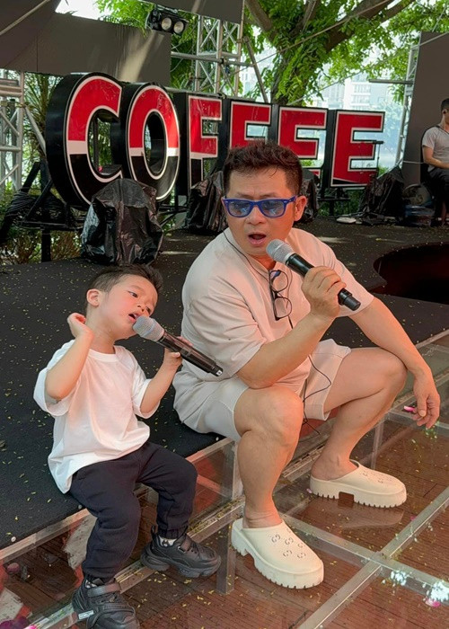 Bé Benly hiện được 3 tuổi, tên thật Bằng Nguyên, là trái ngọt tình yêu của Bằng Kiều và Mai Linh.