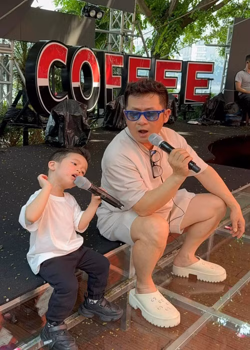 Bé Benly hiện được 3 tuổi, tên thật Bằng Nguyên, là trái ngọt tình yêu của Bằng Kiều và Mai Linh.