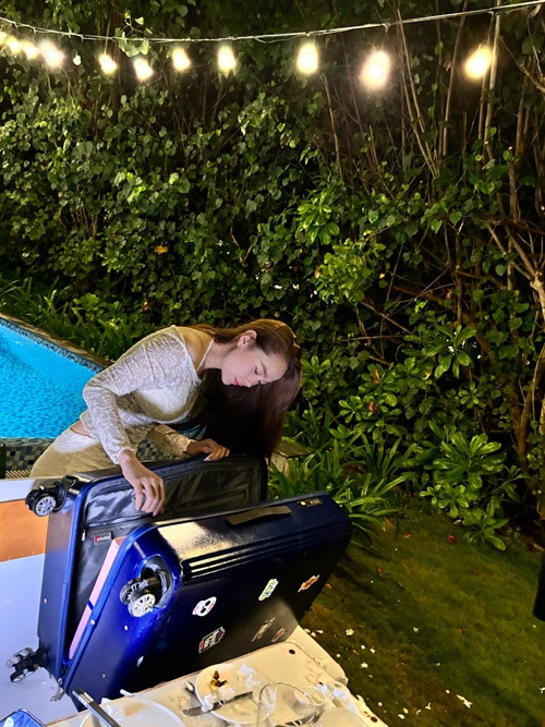 Minh Hằng khoe món quà của chồng đại gia được gói rất kỹ trong vali.