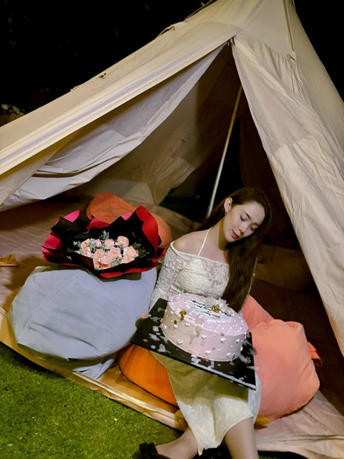 “Chẳng những quà to mà còn chất lượng, đi kèm bố trí rất chi là cồng kềnh. Em thích cái cách anh ấy tặng quà và đương nhiên là rất thích món quà”, Minh Hằng chia sẻ.