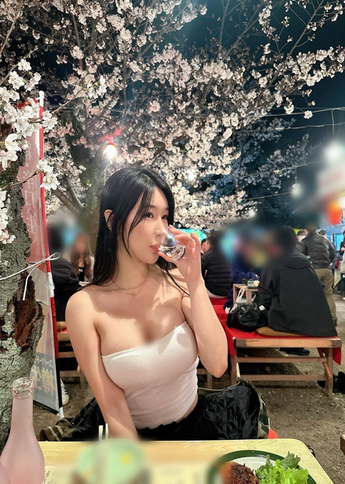 Cô nàng chuộng váy áo khoe vòng một.