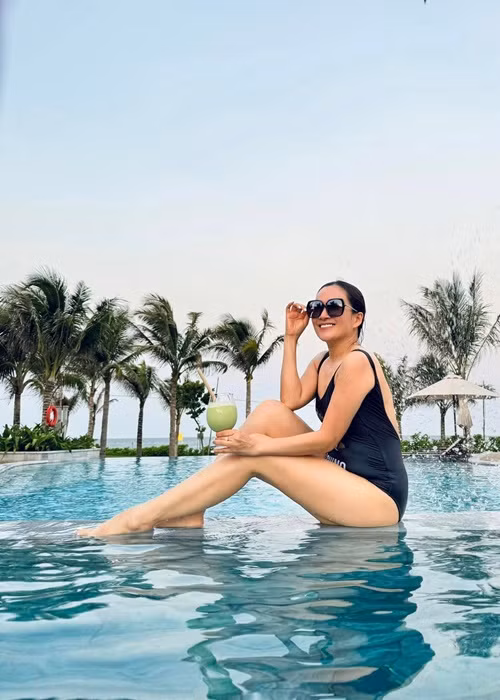 Vợ Bình Minh tự tin diện bikini khoe dáng vóc gợi cảm.