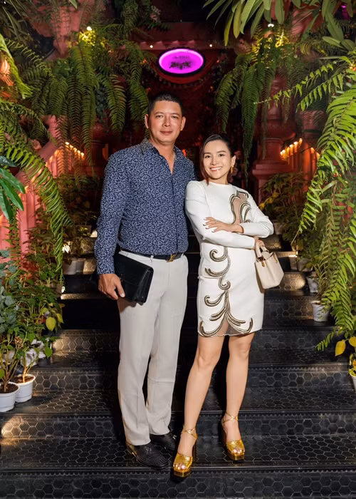 Nam diễn viên sánh đôi cùng vợ hơn tuổi trong các buổi tiệc, sự kiện.