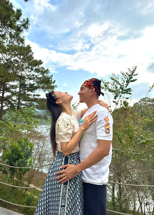 Lý Bình chia sẻ trên Giao Thông, kể từ khi kết hôn, tính cách của anh thay đổi khá nhiều. Trước đây, anh hay nóng nảy, cộc cằn. Tuy nhiên, giờ đây, Lý Bình nhẫn nhịn hơn.