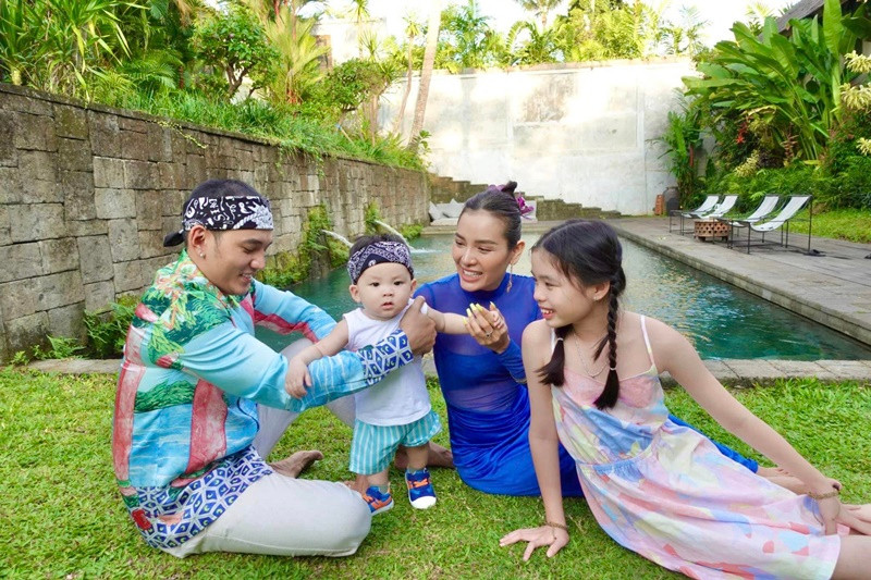 Lý Bình thay vợ bầu chăm sóc các con, công việc kinh doanh.