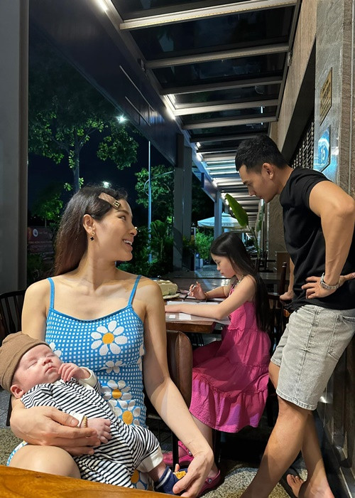 "Anh không chỉ chăm sóc tôi mà còn giúp chỉ dạy con gái học hành. Bé Mia rất thân với bố, thường chia sẻ mọi điều lớn nhỏ", Phương Trinh Jolie chia sẻ trên Vietnamnet.