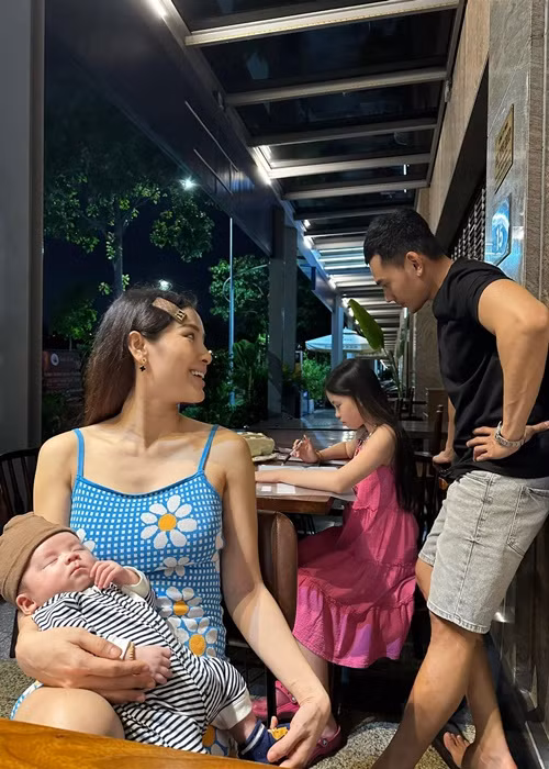 "Anh không chỉ chăm sóc tôi mà còn giúp chỉ dạy con gái học hành. Bé Mia rất thân với bố, thường chia sẻ mọi điều lớn nhỏ", Phương Trinh Jolie chia sẻ trên Vietnamnet.