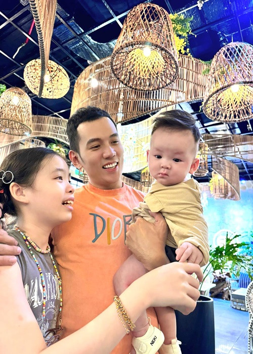 Có con chung với Phương Trinh Jolie, Lý Bình vẫn yêu thương, quan tâm đến bé Mia - con gái riêng của Phương Trinh Jolie.