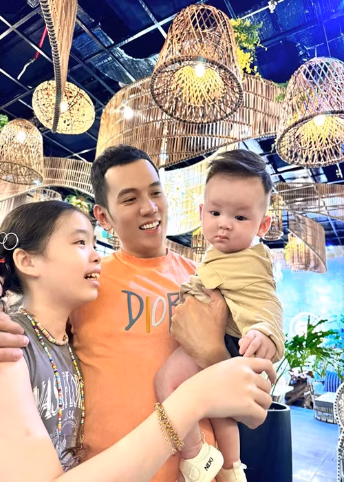 Có con chung với Phương Trinh Jolie, Lý Bình vẫn yêu thương, quan tâm đến bé Mia - con gái riêng của Phương Trinh Jolie.