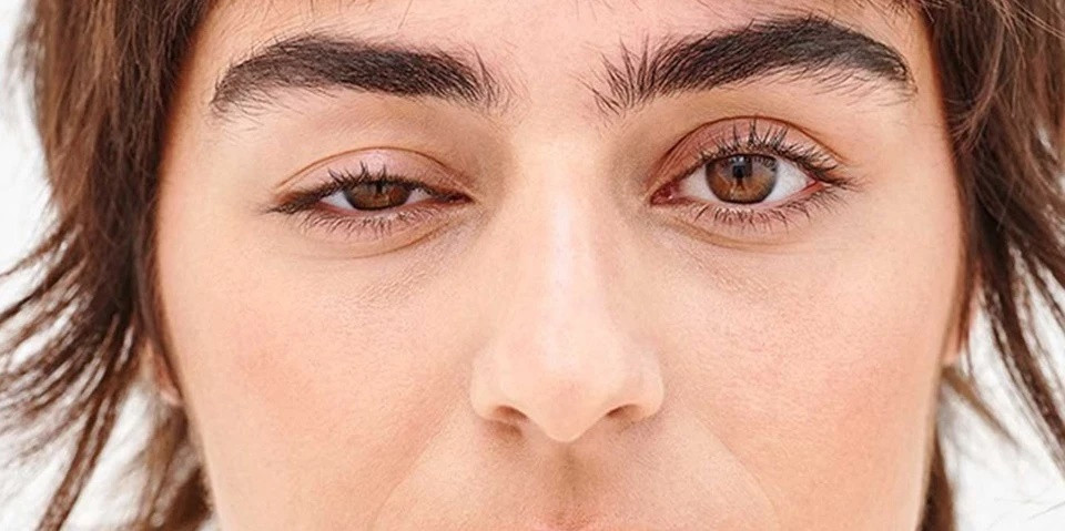 Sụp mí mắt: India Times cho hay chứng sụp mi làm hạn chế thị lực, có thể đã xuất hiện từ khi sinh ra và thường vô hại. Nhưng nó cũng là dấu hiệu của vấn đề với não, dây thần kinh hoặc hốc mắt của bạn. Sụp mí là dấu hiệu ban đầu của méo miệng do các dây thần kinh tới mắt bị phá vỡ. Khi đó, các virus gây hại sẽ tấn công dây thần kinh yếu, có thể dẫn đến đột quỵ. Hãy tham khảo ý kiến bác sĩ nếu tình trạng này đi kèm với các cơ yếu, khó nuốt, đau đầu dữ dội hoặc nhìn đôi. Ảnh: Visionexpress.