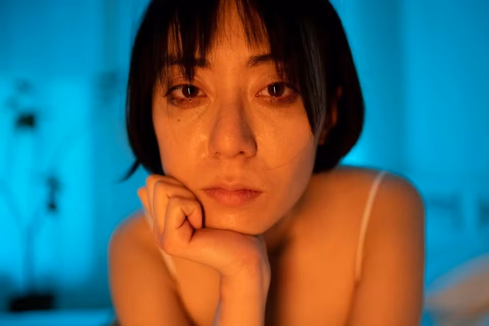 Mắt sưng húp, bọng mắt: Theo Hindustan Times, chất lỏng ở vùng bên dưới mắt tích tụ nhiều khiến mắt bạn bị sưng húp. Một số nguyên nhân gây ra bọng mắt bao gồm thiếu ngủ, ăn quá nhiều muối, thay đổi nội tiết tố, dị ứng. Chất béo tích tụ trên mí mắt cũng có thể cho thấy cholesterol cao, tăng nguy cơ mắc bệnh tim. Ảnh: Cushelle.