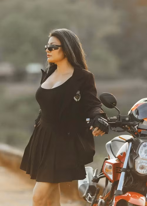 Kiều Trinh mặc chiếc váy ngắn xẻ ngực sâu, khoe thân hình quyến rũ.