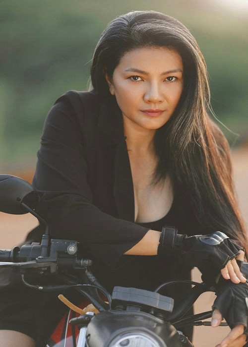 Nữ diễn viên phim "Mùa len trâu" tạo dáng bên xe moto.