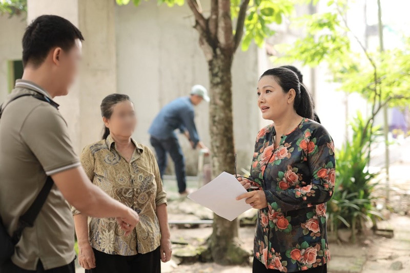 Nữ diễn viên mặc áo bà ba khi đóng phim.