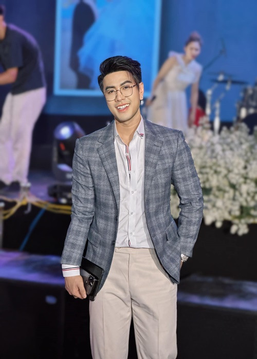 Gương mặt và thân hình của nam ca sĩ trở nên thon gọn hơn. Ảnh: FBNV.