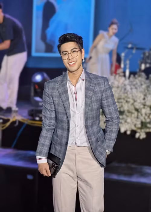 Gương mặt và thân hình của nam ca sĩ trở nên thon gọn hơn. Ảnh: FBNV.