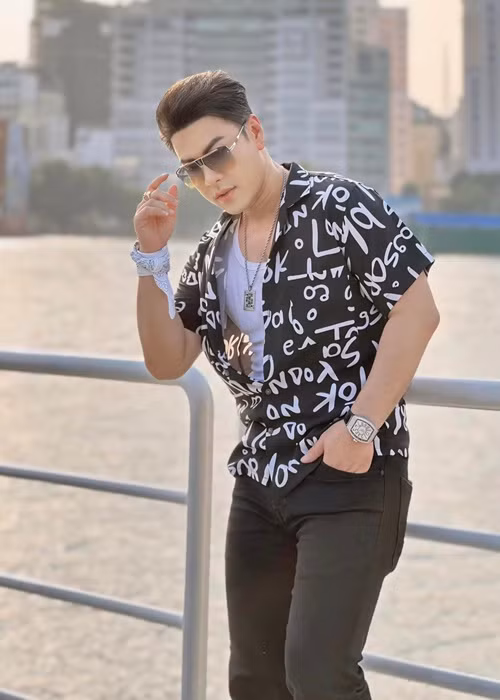 Năm 2023, Akira Phan gây chú ý khi thường xuyên trang điểm quá đậm, phong cách thời trang sặc sỡ, đường nét gương mặt khá "nữ tính", khác lạ. Akira Phan biết, sự thay đổi là do anh giảm cân, tuổi tác, cách trang điểm và dùng phần mềm chụp ảnh. Ảnh: FBNV.