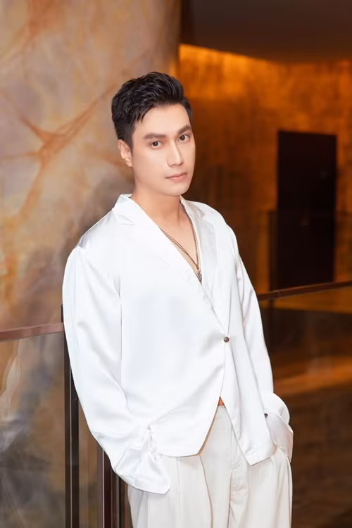 Hiện tại, gương mặt của Việt Anh sau 5 năm dao kéo trông tự nhiên hơn. Ảnh: FBNV.