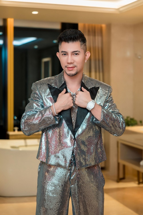 Lương Bằng Quang có vẻ ngoài ưa nhìn hơn sau khi chỉnh sửa dung nhan. Ảnh: FBNV.