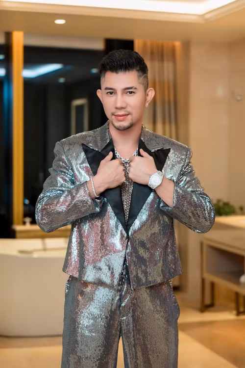 Lương Bằng Quang có vẻ ngoài ưa nhìn hơn sau khi chỉnh sửa dung nhan. Ảnh: FBNV.