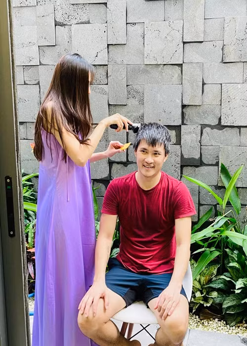 Thủy Tiên rất chiều chuộng Công Vinh. Cô thường xuyên vào bếp nấu ăn cho chồng, cắt tóc cho chồng.