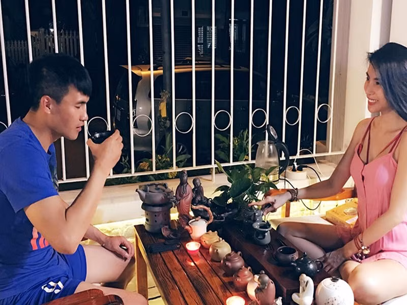 Ở nhà, Công Vinh cùng Thủy Tiên uống trà, nghe nhạc thiền.