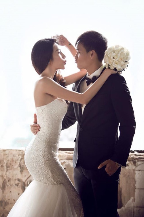  Thủy Tiên - Công Vinh lần đầu gặp nhau khi chụp ảnh cho một tạp chí năm 2008. Đầu năm 2009, Công Vinh công khai hẹn hò Thủy Tiên. Chuyện tình cảm này không được fan của nam cầu thủ ủng hộ. Ngoài ra, hậu công khai, sự nghiệp bóng đá của Công Vinh tụt dốc không phanh còn Thủy Tiên được cho là điềm gở của bạn trai.