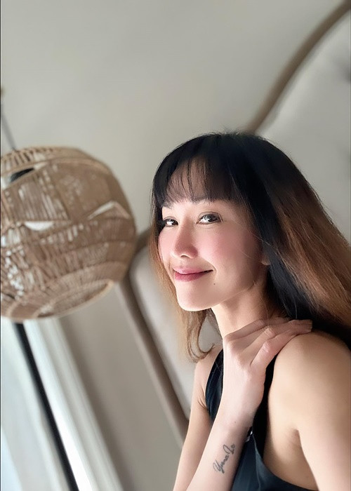 Diện mạo của Kim Hiền đầy trẻ trung với làn da căng bóng, không tỳ vết.