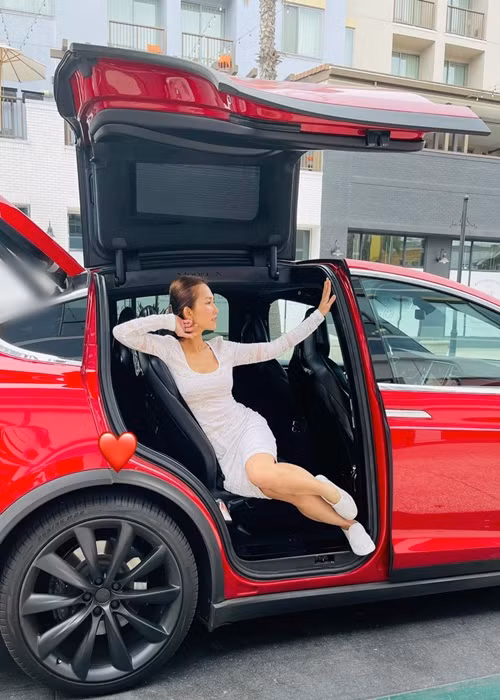 Bà mẹ hai con khiến nhiều cô gái trẻ ghen tỵ vì vóc dáng không chút mỡ thừa.