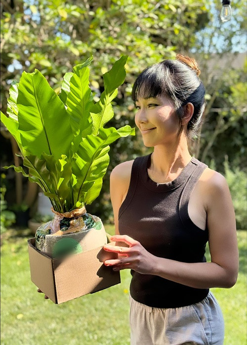 Khoảnh khắc không son phấn, mặc đơn giản của Kim Hiền thu hút sự chú ý của fan.