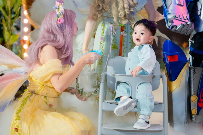 Vợ chồng Đàm Thu Trang mở tiệc sinh nhật với chủ đề cổ tích, siêu anh hùng.