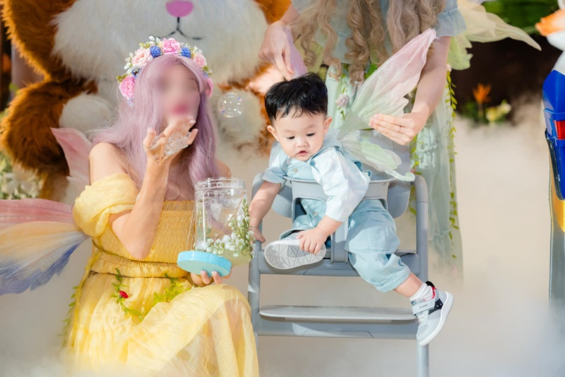 "Ba mẹ ghi lại cột mốc 1 tuổi của em bé Sutin… cùng con tạo nên những kỷ niệm đáng nhớ", Đàm Thu Trang chia sẻ.